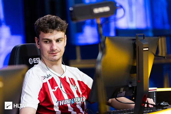 形成鲜明对 形成鲜明对